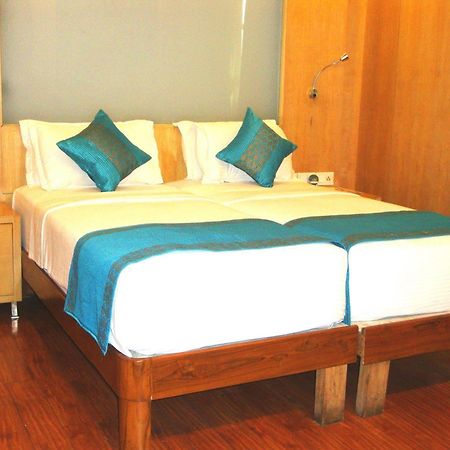 Hotel Emarald, New Delhi Exteriör bild