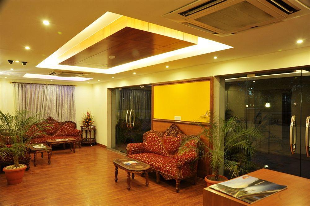 Hotel Emarald, New Delhi Exteriör bild