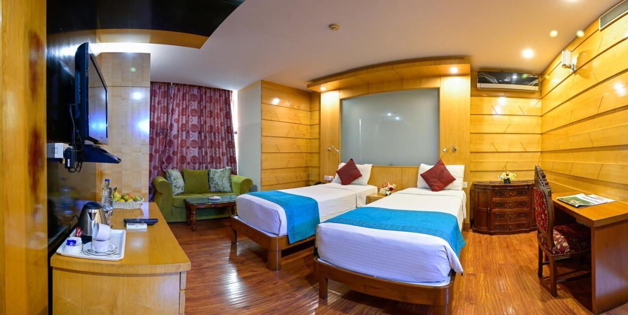 Hotel Emarald, New Delhi Exteriör bild