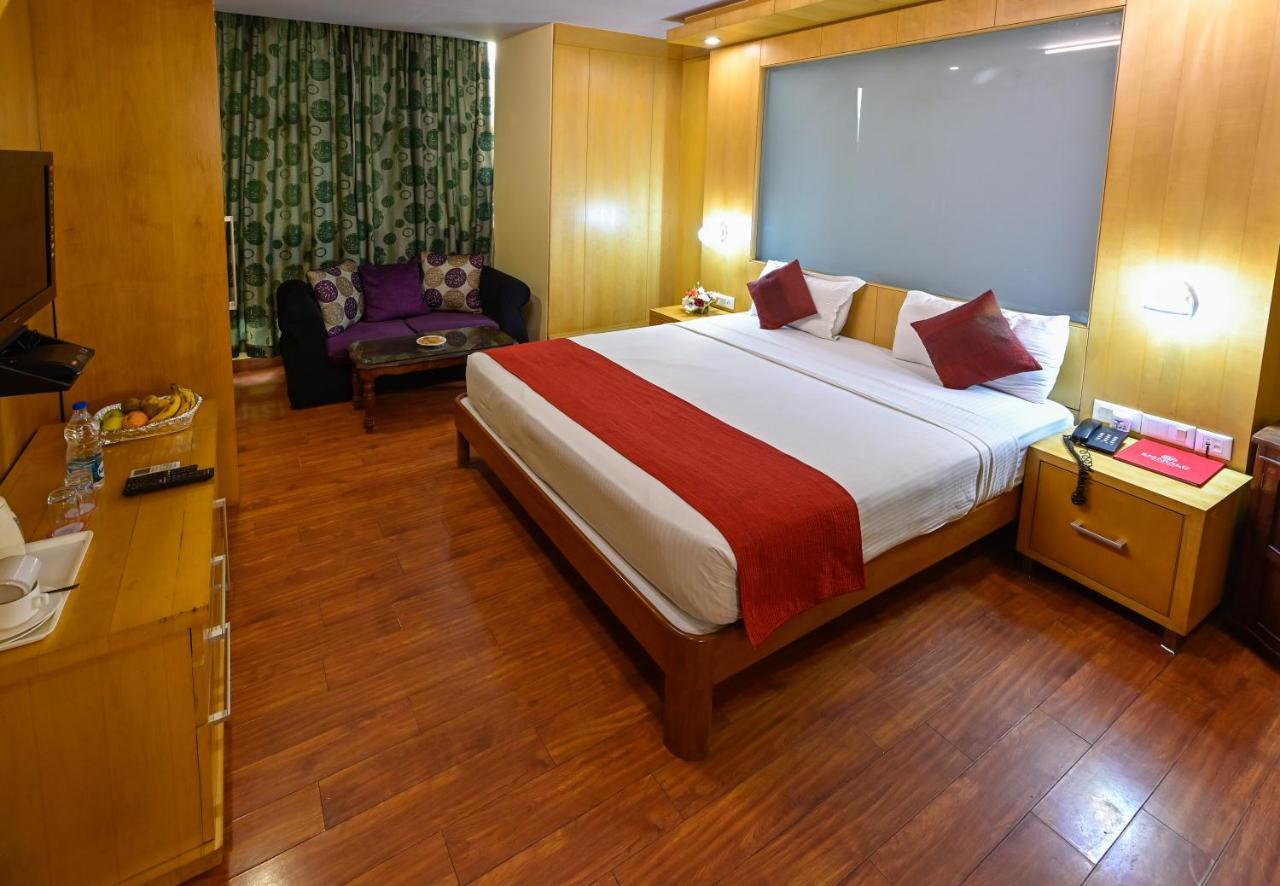 Hotel Emarald, New Delhi Exteriör bild