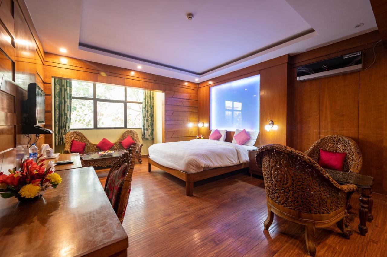 Hotel Emarald, New Delhi Exteriör bild