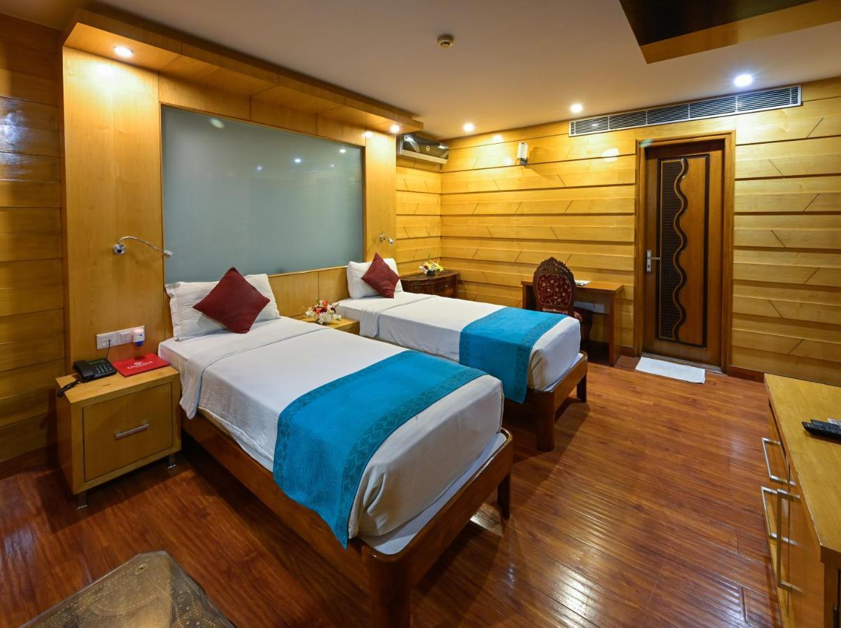 Hotel Emarald, New Delhi Exteriör bild