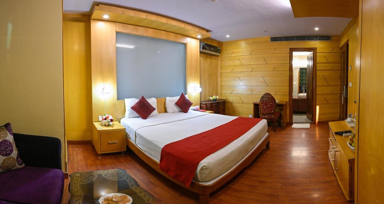 Hotel Emarald, New Delhi Exteriör bild