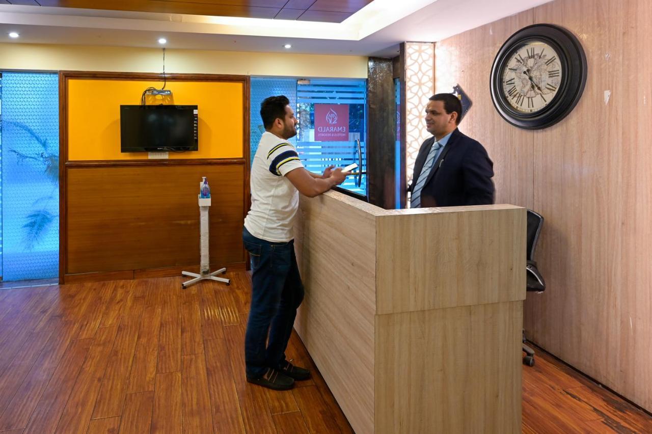 Hotel Emarald, New Delhi Exteriör bild