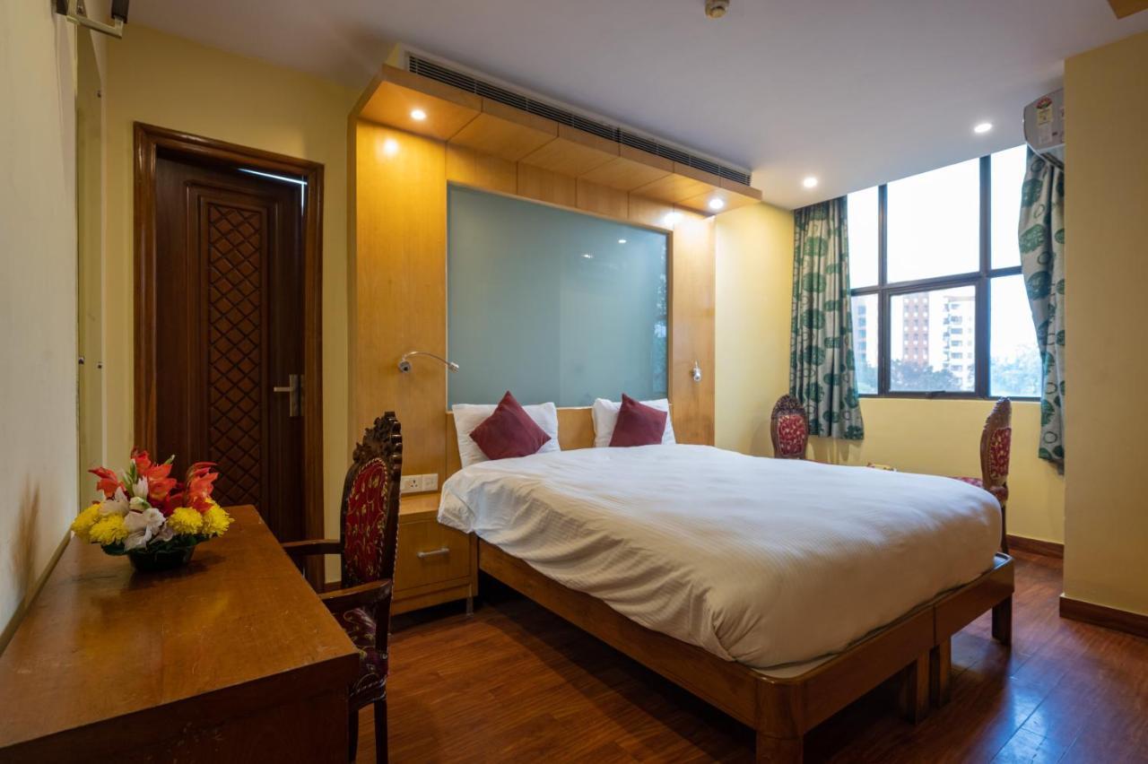 Hotel Emarald, New Delhi Exteriör bild