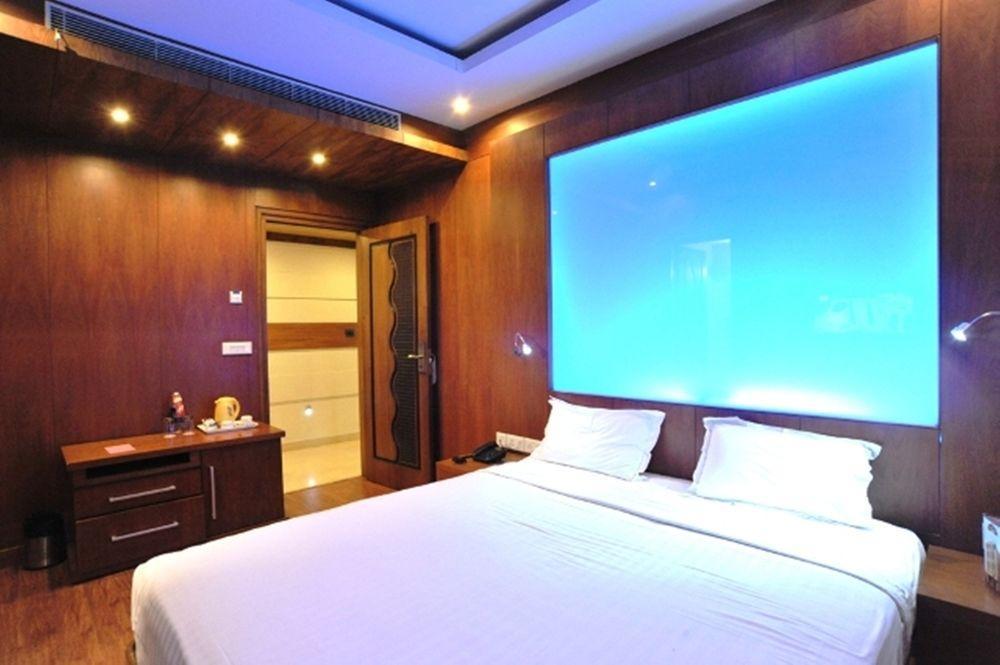 Hotel Emarald, New Delhi Exteriör bild