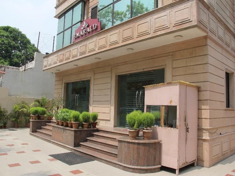 Hotel Emarald, New Delhi Exteriör bild