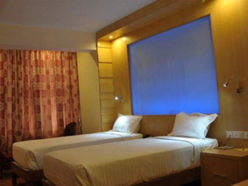 Hotel Emarald, New Delhi Exteriör bild