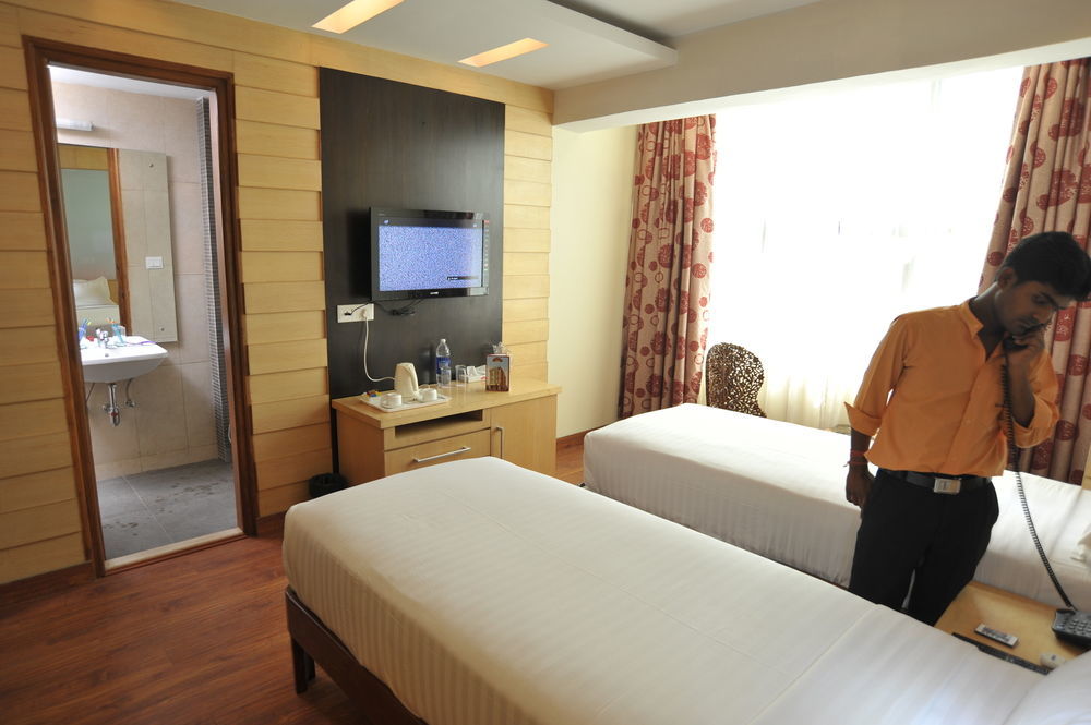 Hotel Emarald, New Delhi Exteriör bild