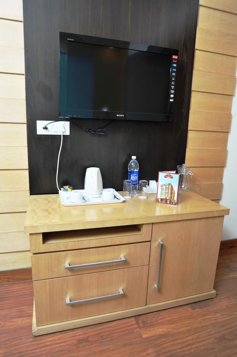 Hotel Emarald, New Delhi Exteriör bild