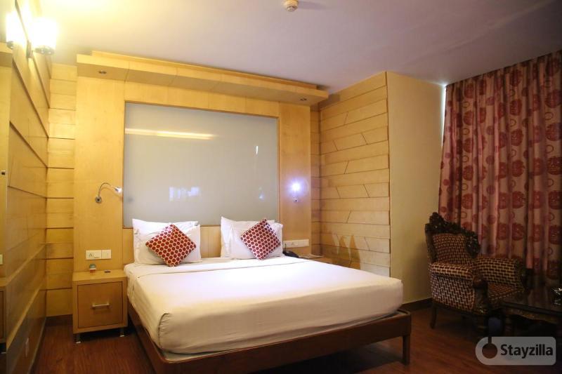 Hotel Emarald, New Delhi Exteriör bild