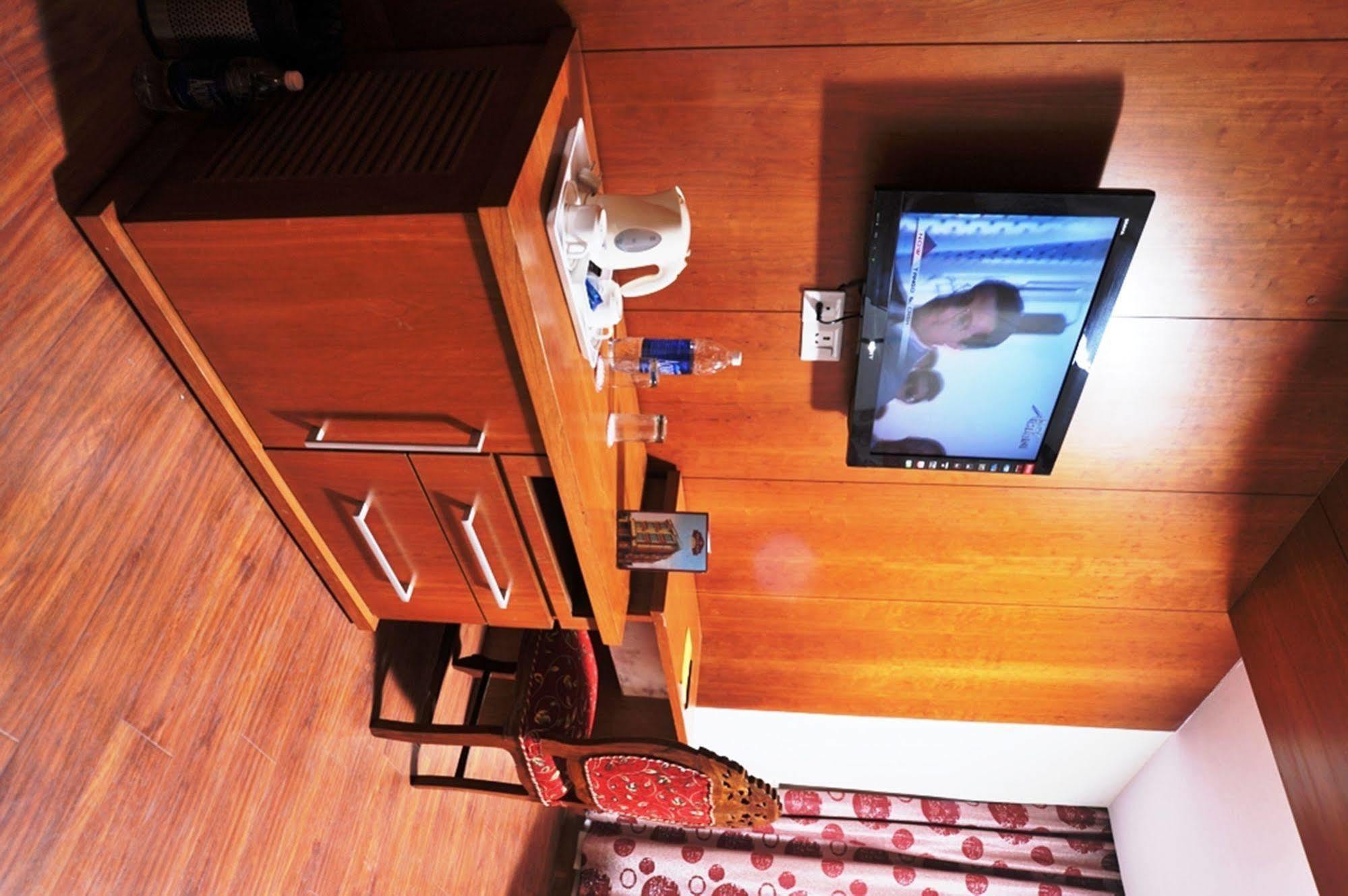 Hotel Emarald, New Delhi Exteriör bild