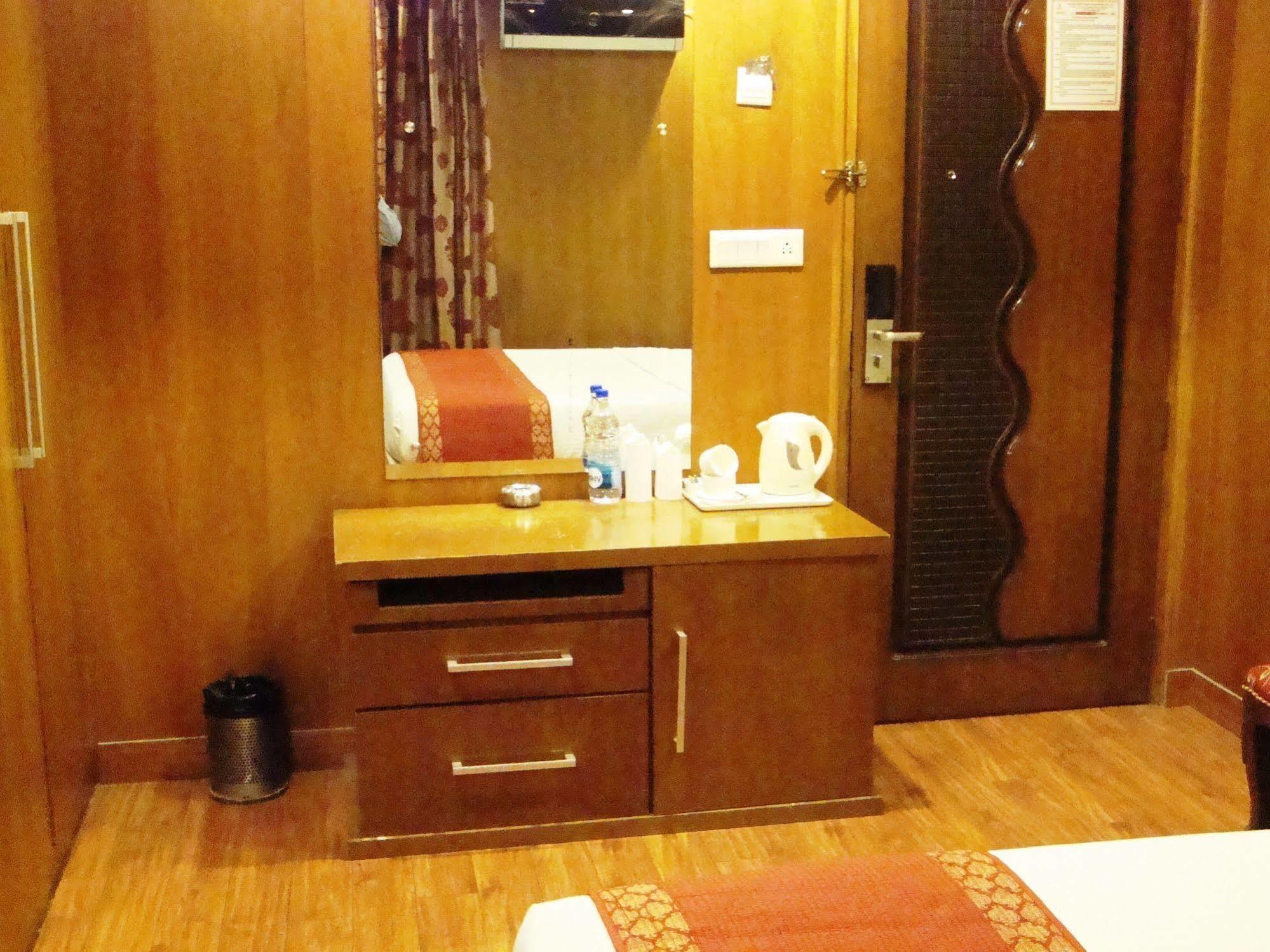 Hotel Emarald, New Delhi Exteriör bild