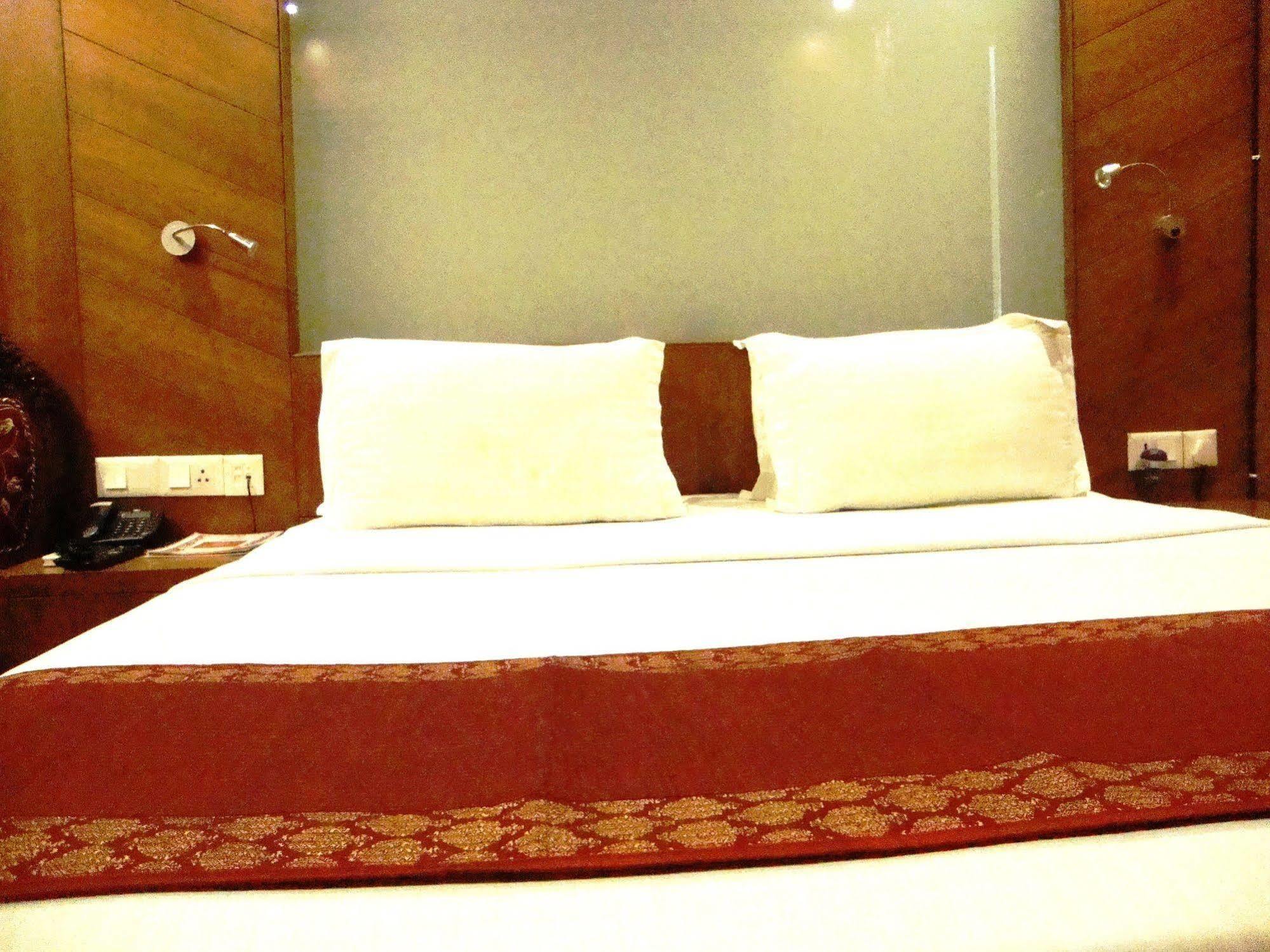 Hotel Emarald, New Delhi Exteriör bild