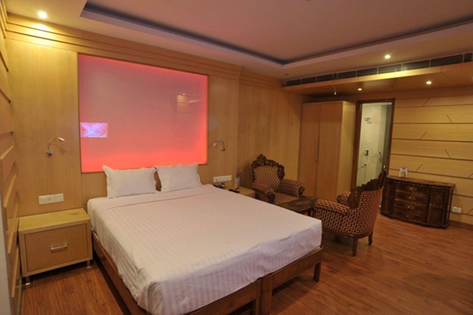 Hotel Emarald, New Delhi Exteriör bild